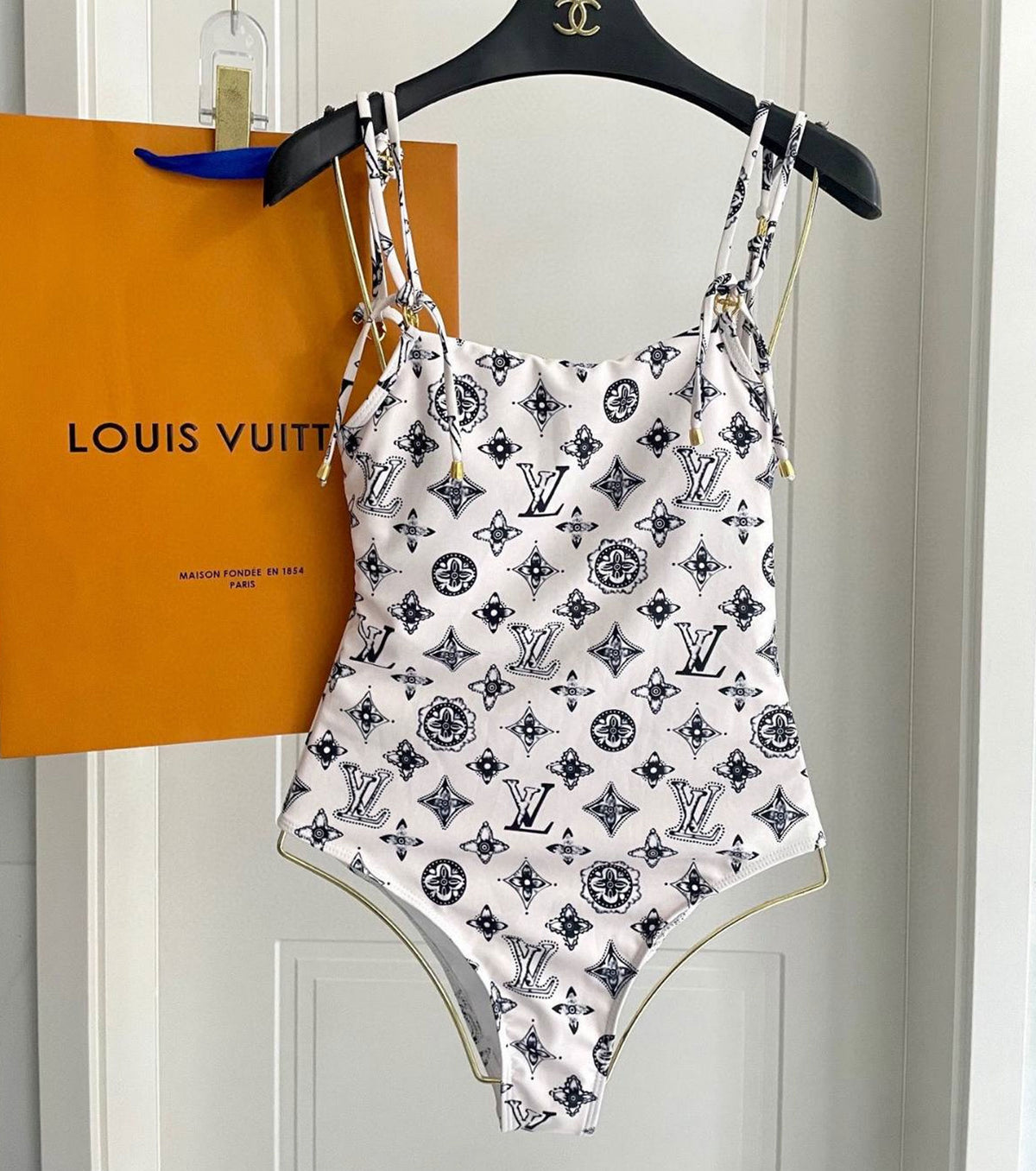 БАНСКИ КОСТЮМ