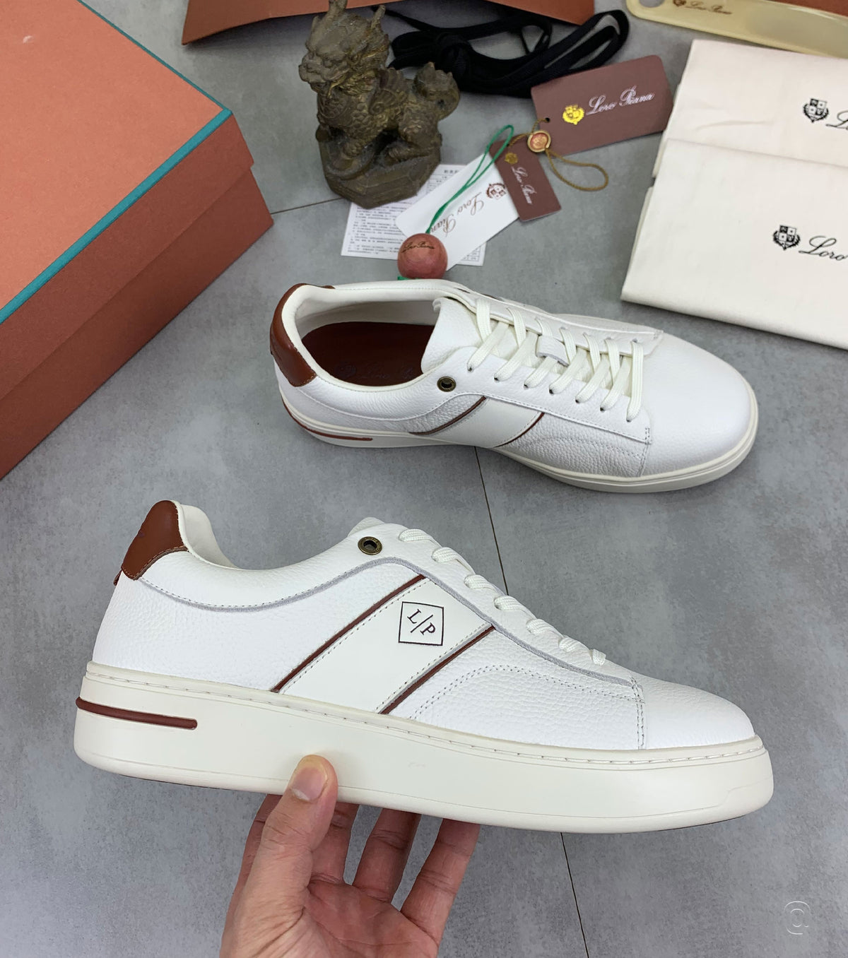 Leather sneaker