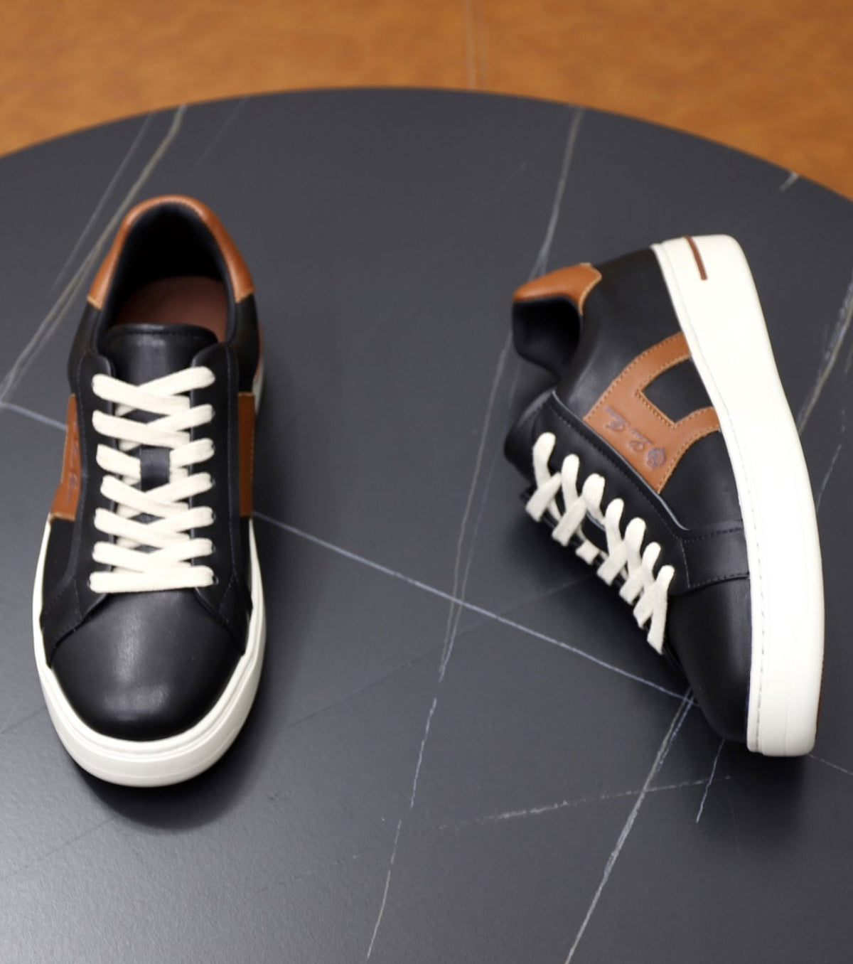 Leather sneaker