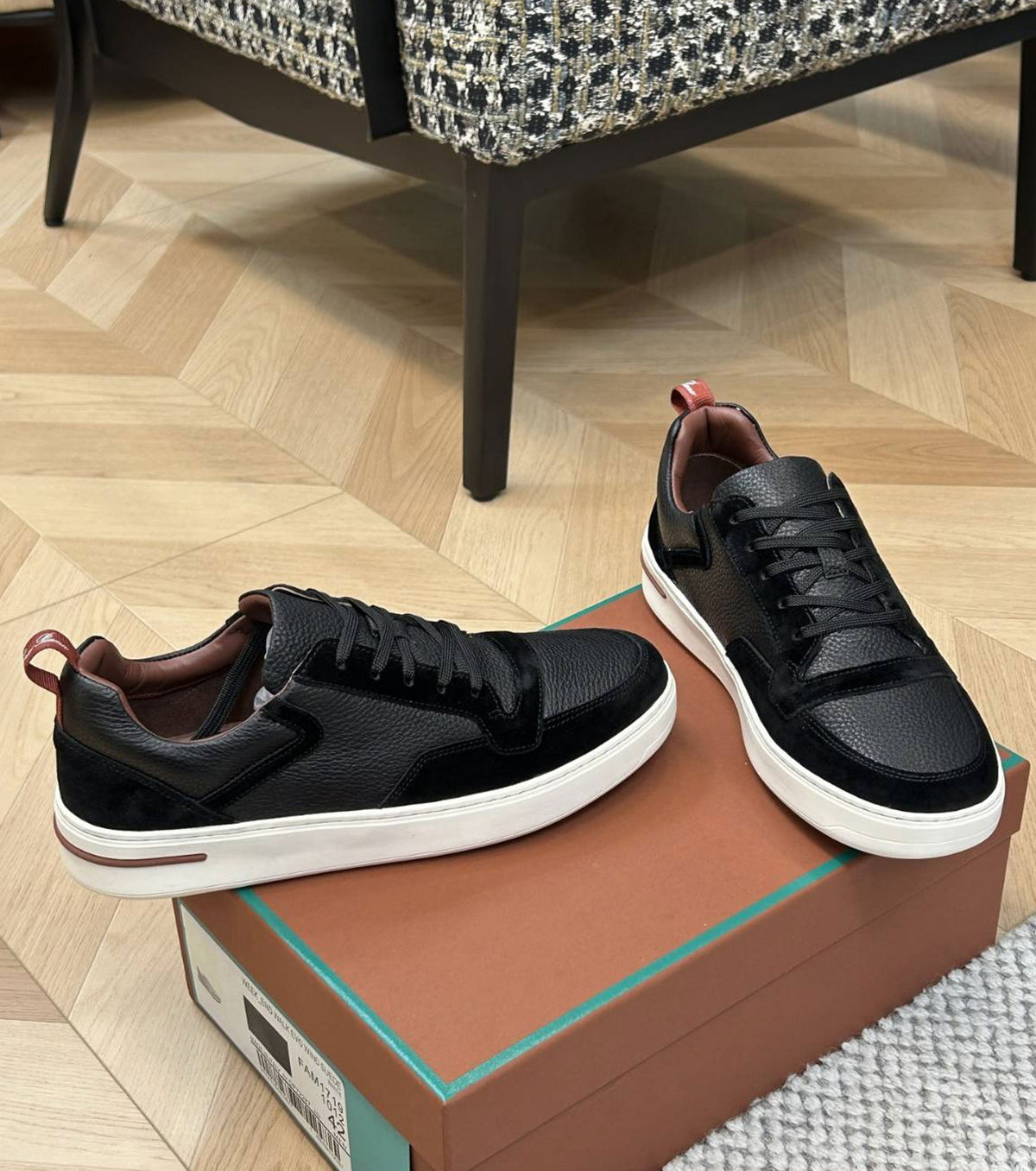 Leather sneaker