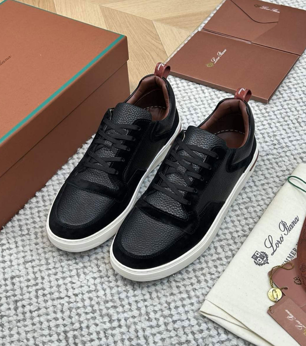 Leather sneaker