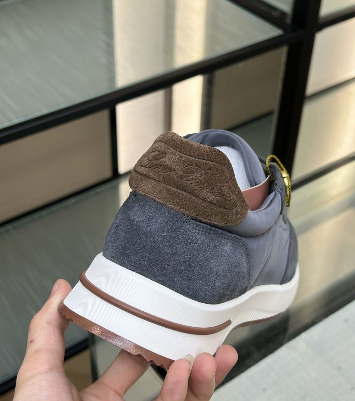 Велурени маратонки