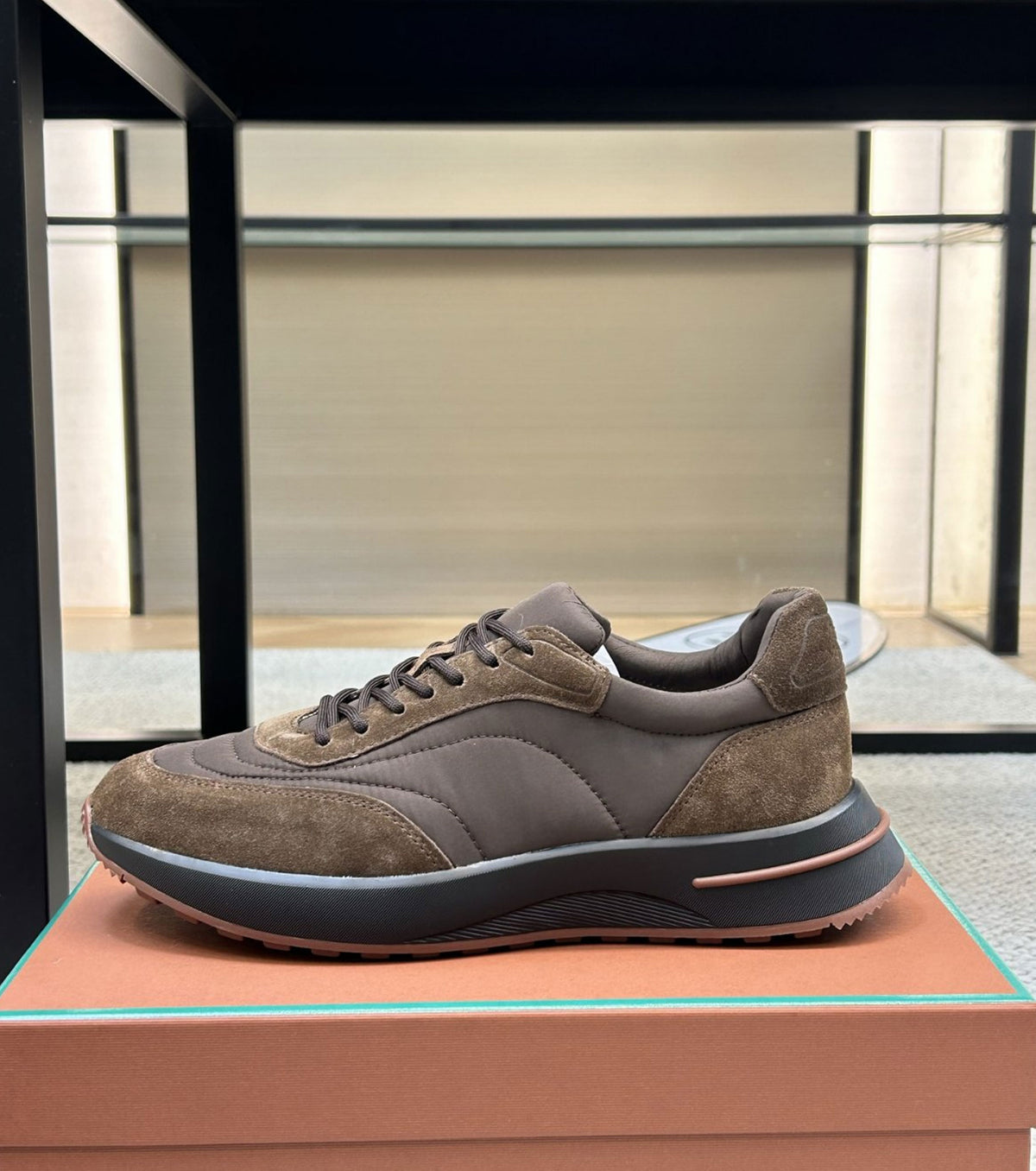 Велурени маратонки