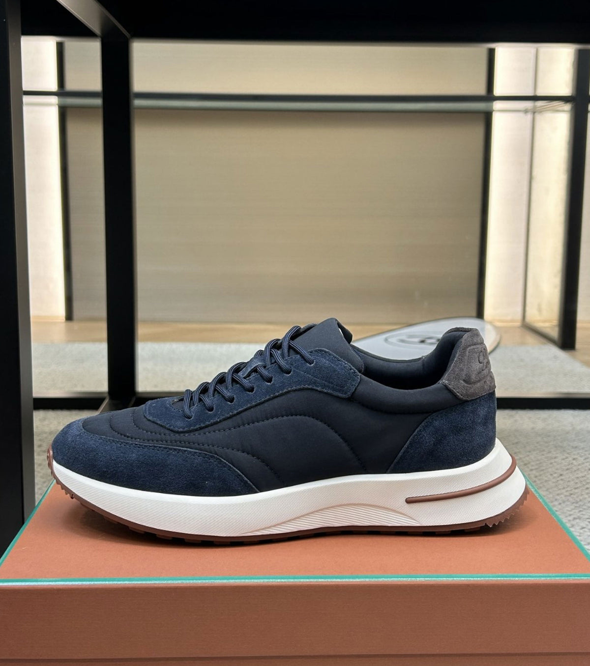 Велурени маратонки