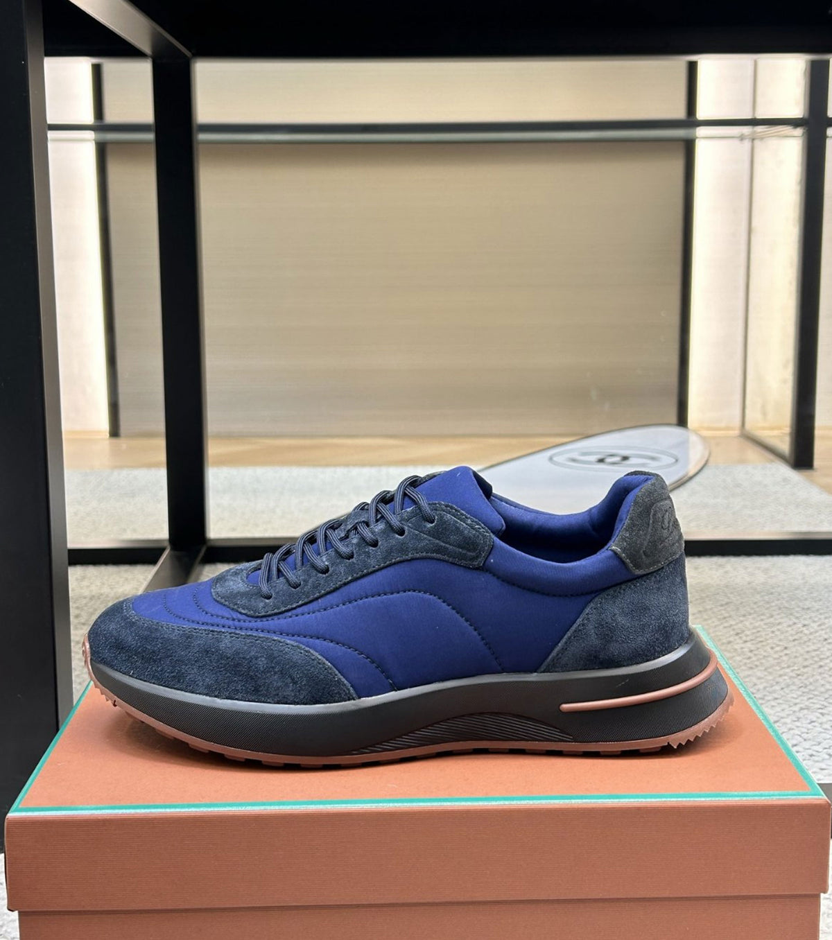 Велурени маратонки