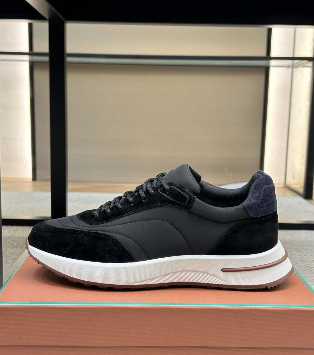 Велурени маратонки