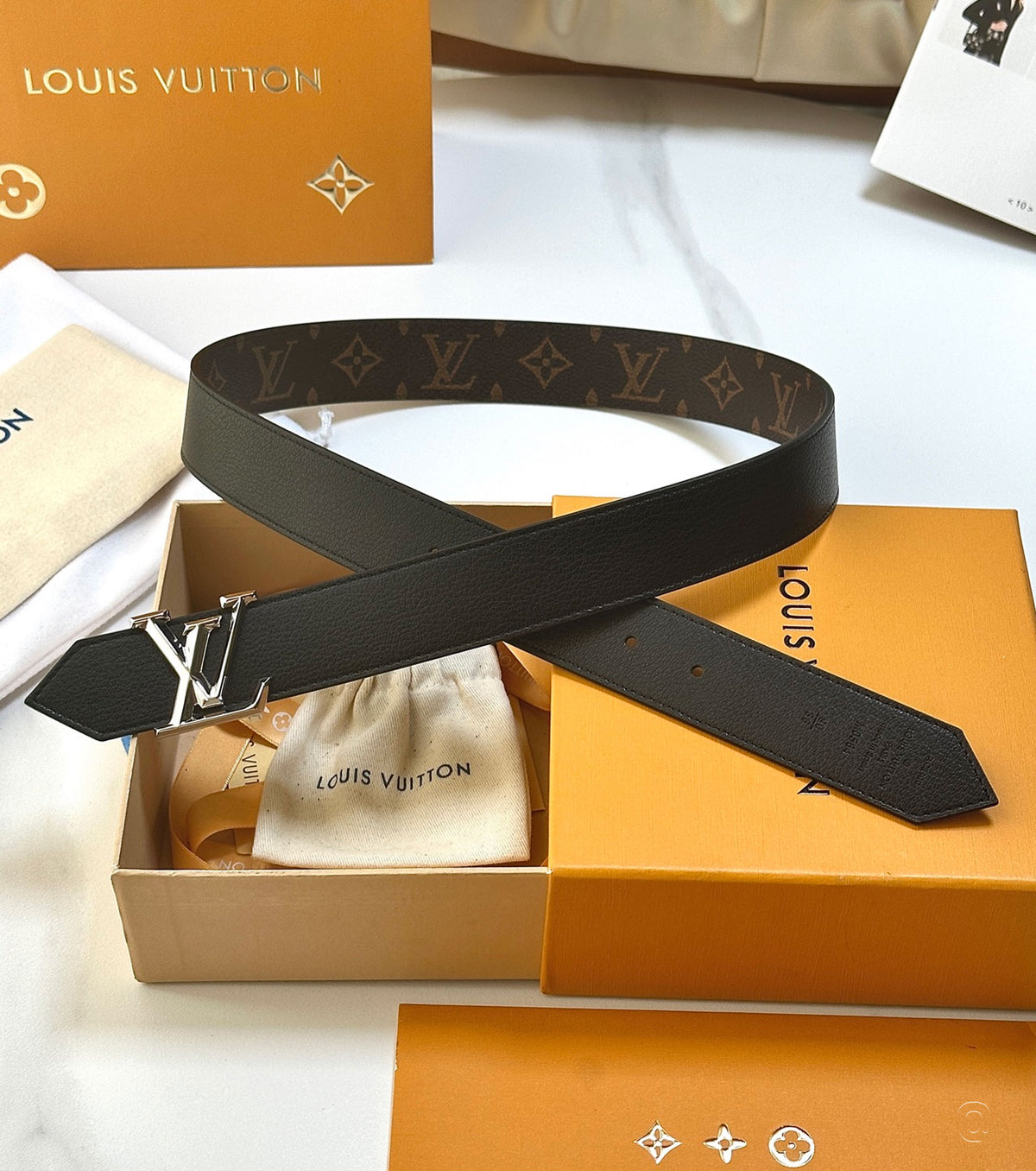 Кожен двустранен колан