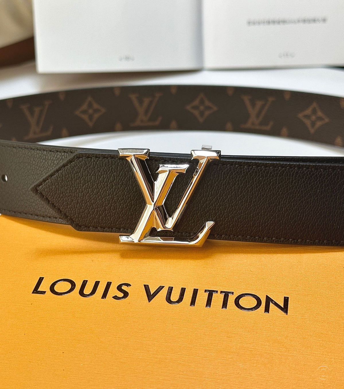 Кожен двустранен колан