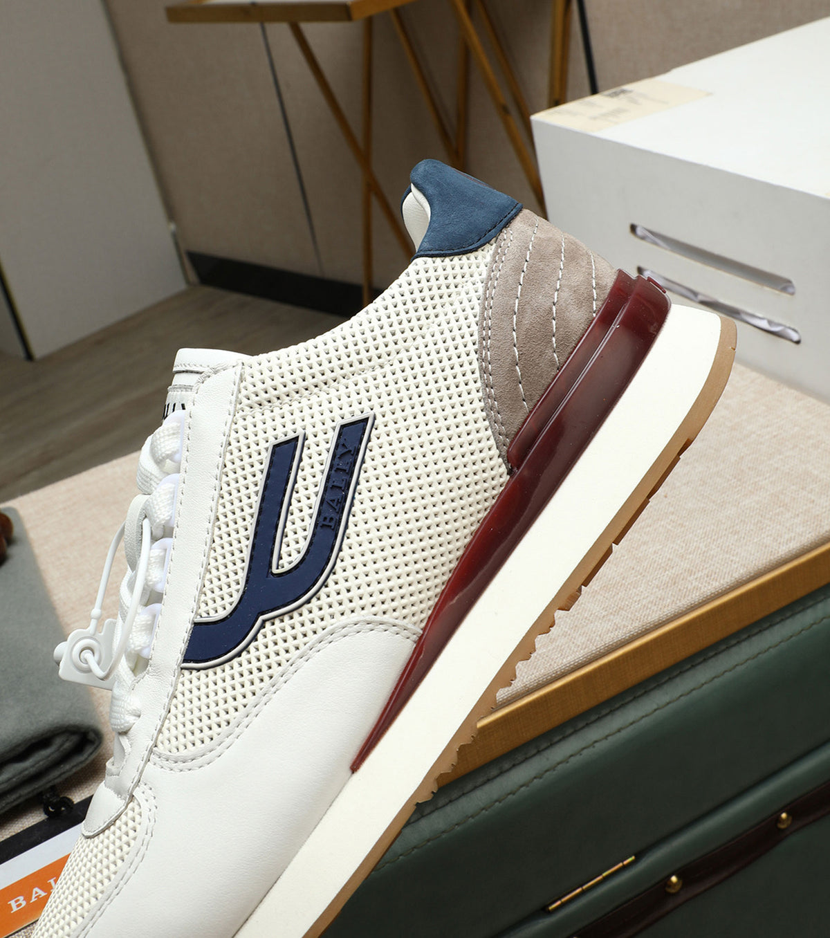 Leather sneaker
