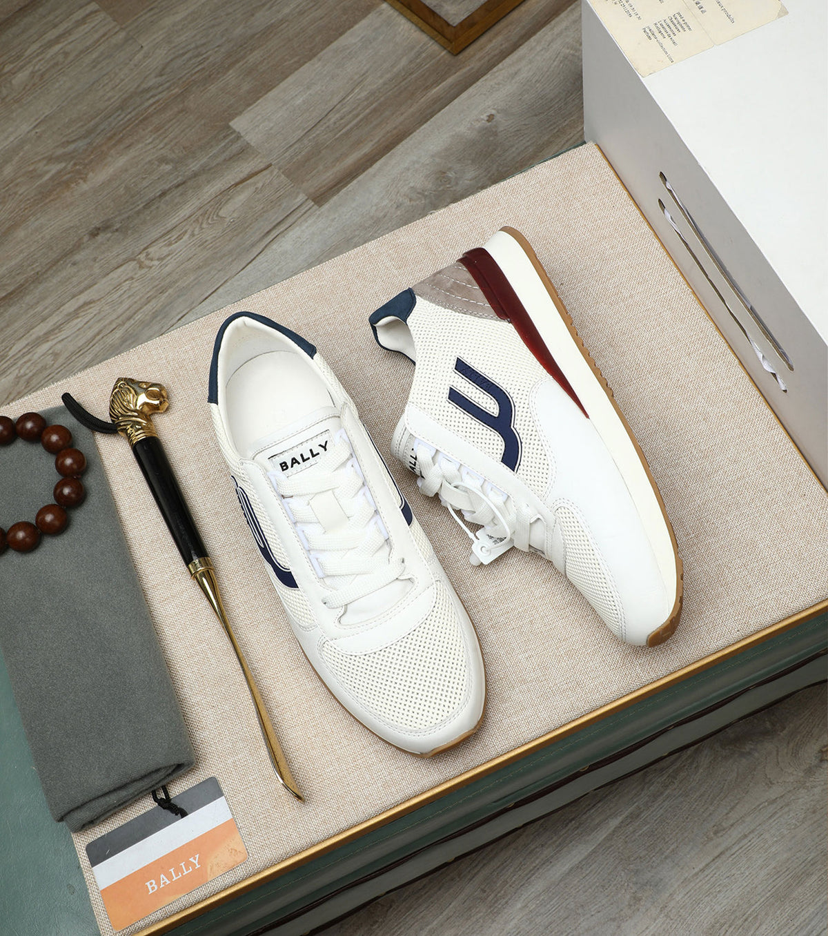Leather sneaker