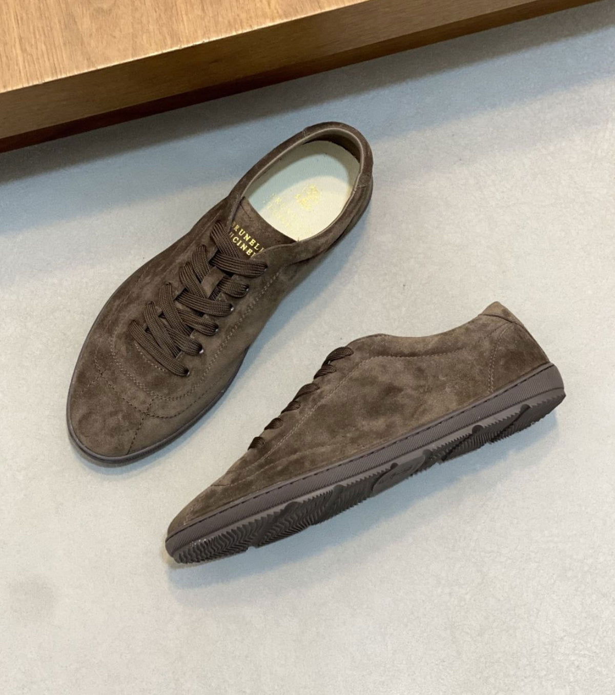 Low top sneakers