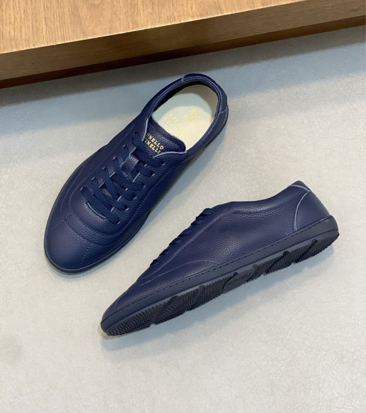 Low top sneakers