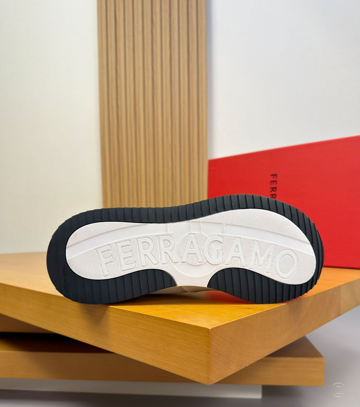 Low cut sneaker