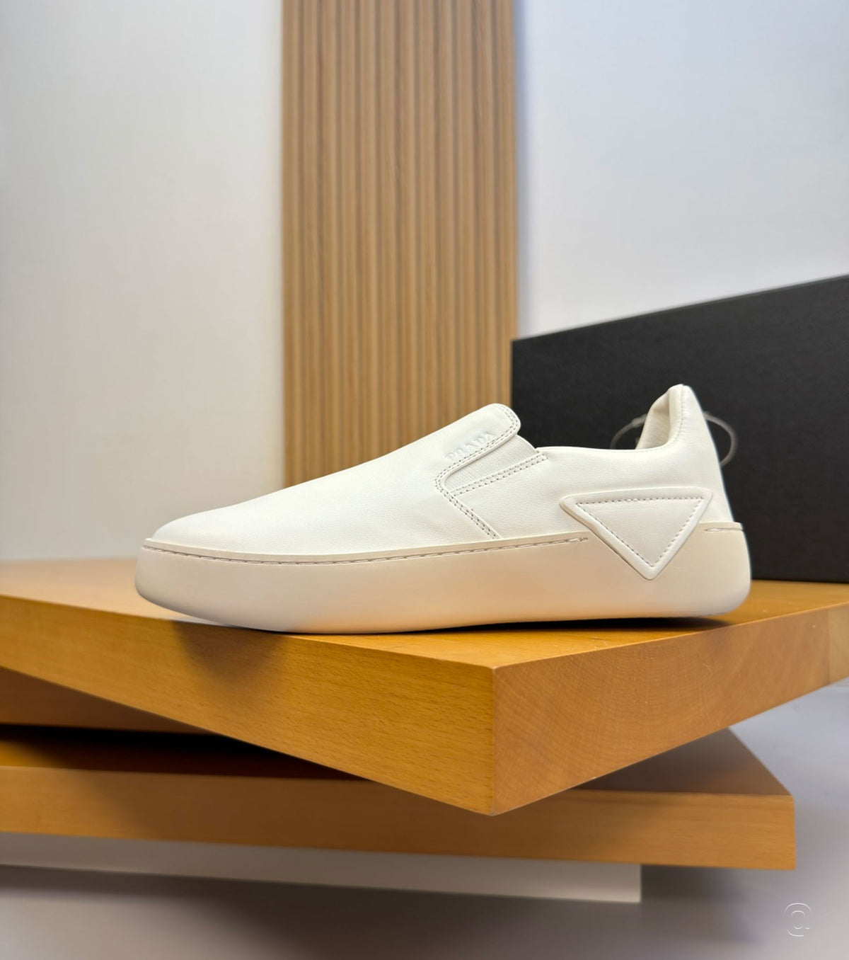 Leather sneaker