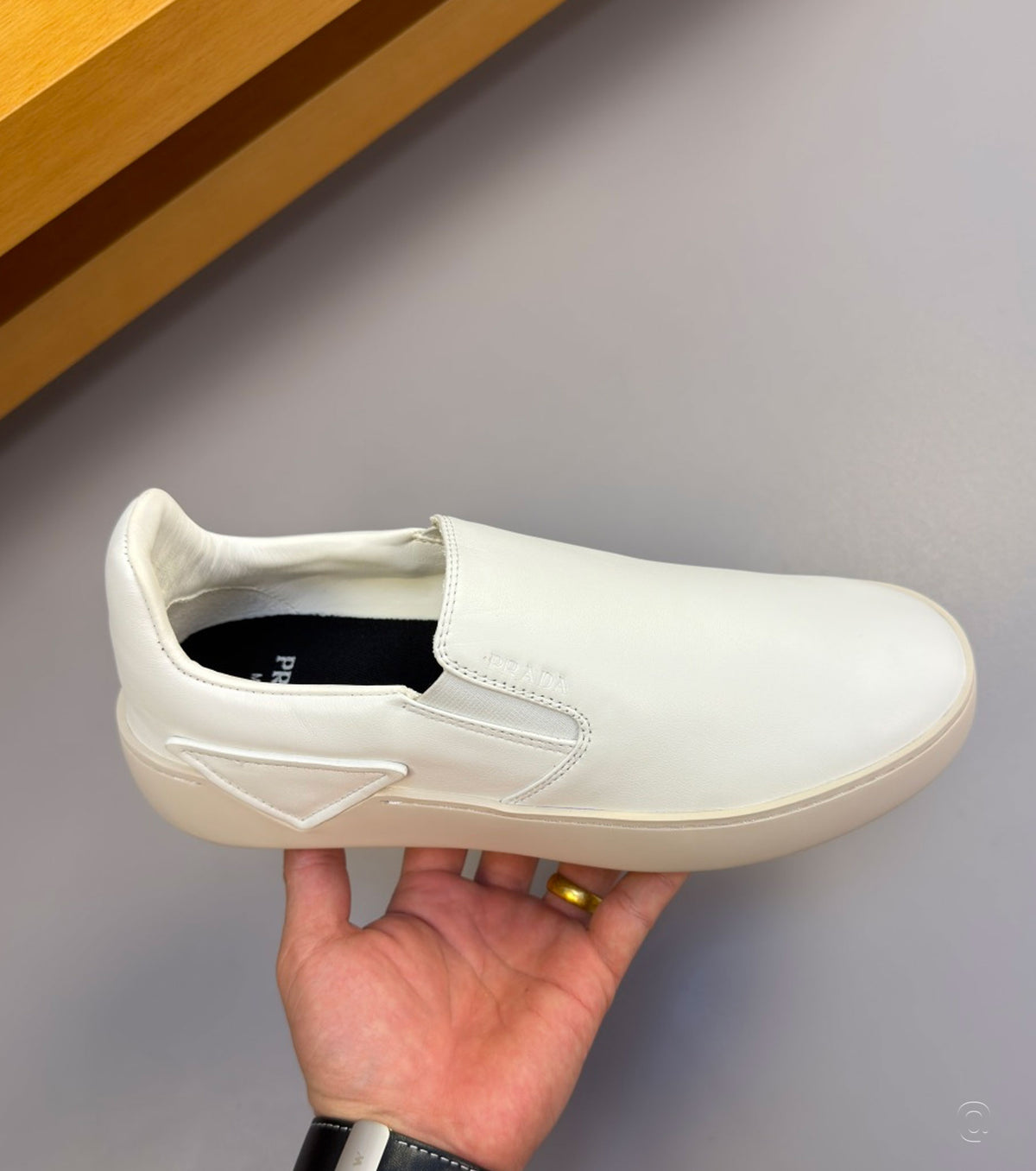Leather sneaker