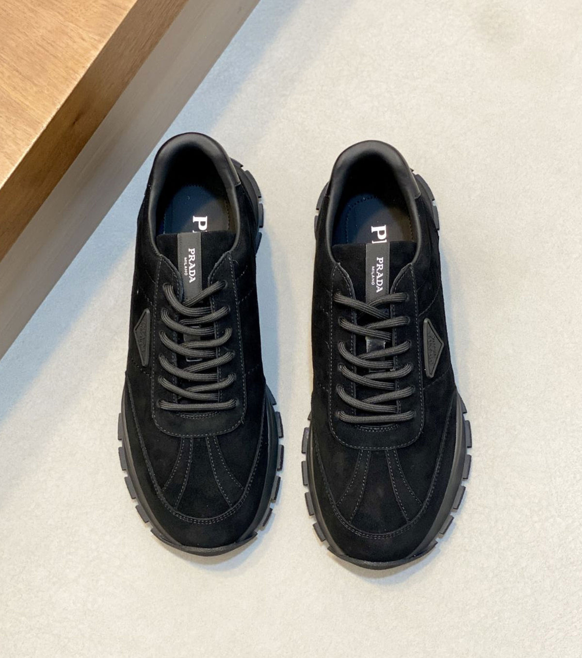 Suede sneaker