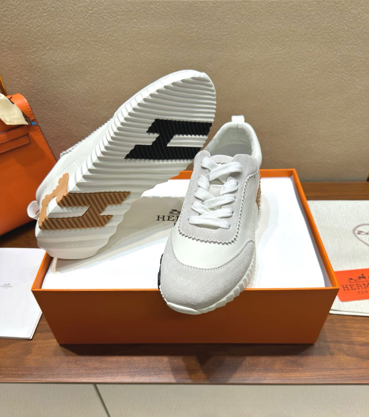 Bouncing sneaker