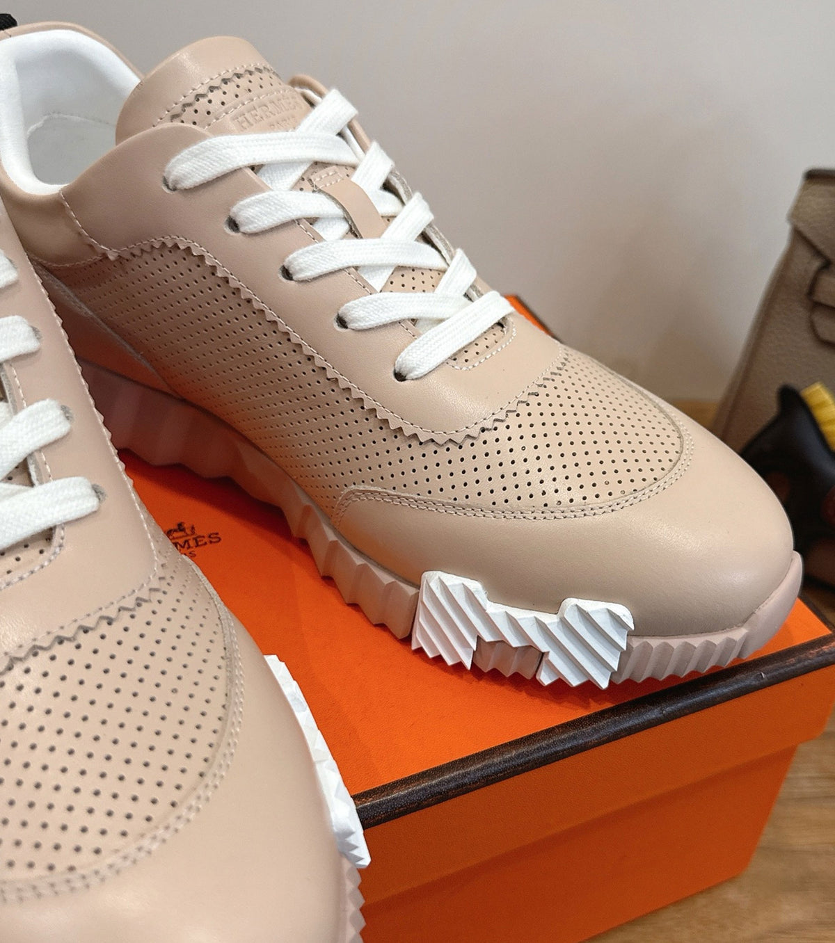 Bouncing sneaker