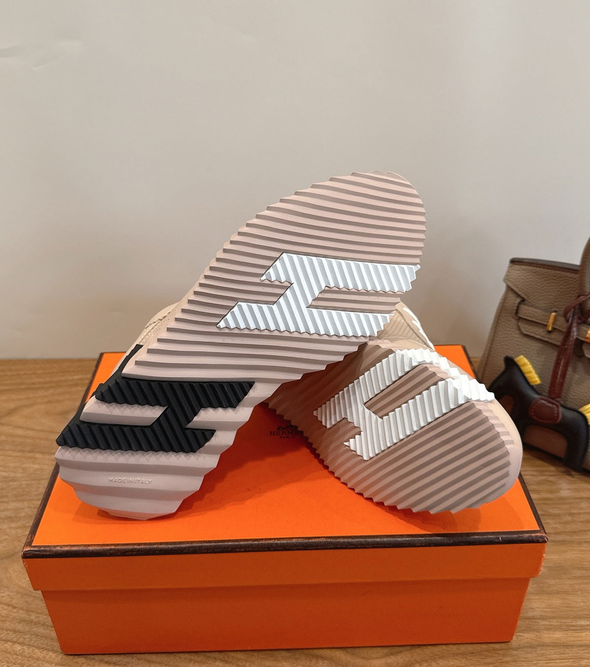 Bouncing sneaker