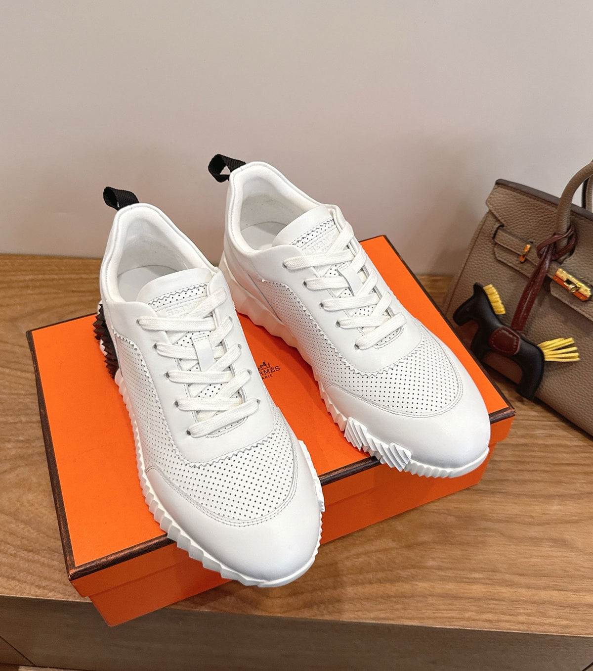 Bouncing sneaker