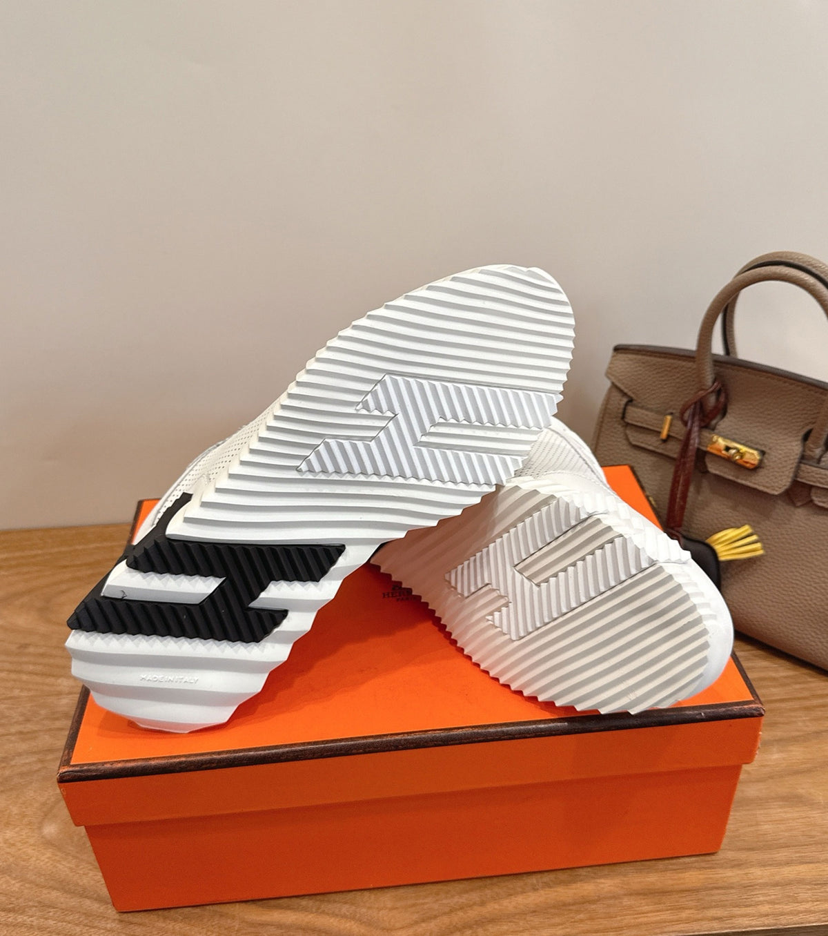 Bouncing sneaker