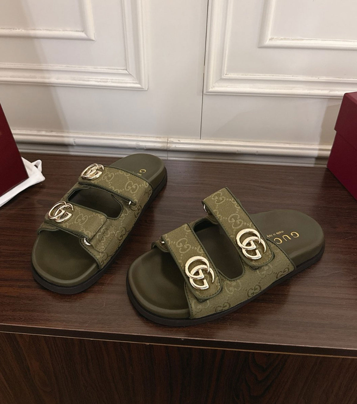 Sandal with double G
