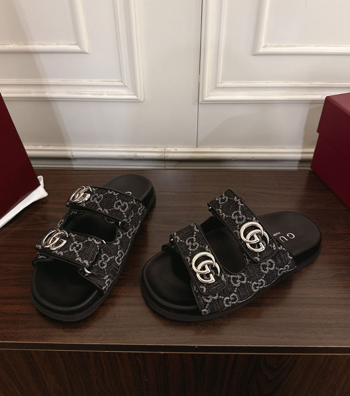 Sandal with double G