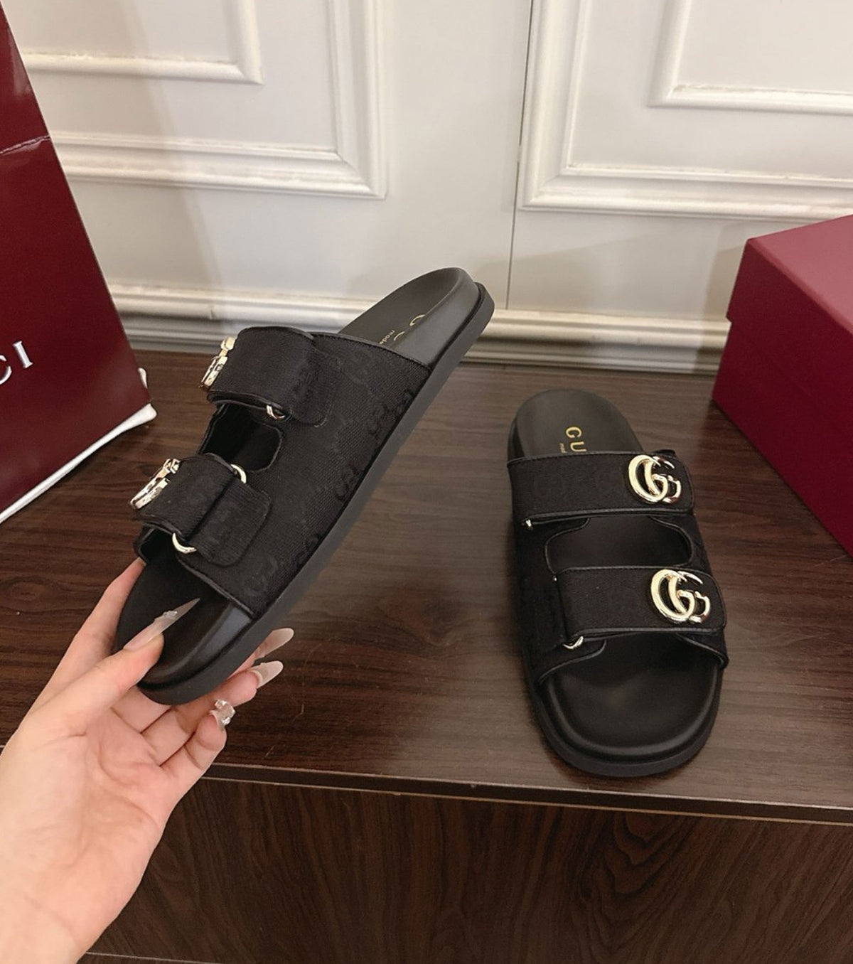 Sandal with double G