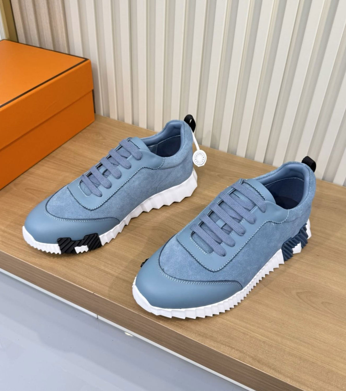 Bouncing sneaker