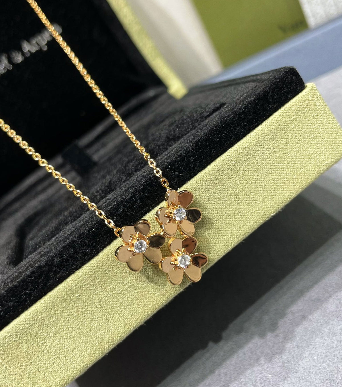 Frivole pendant, 3 flowers, mini