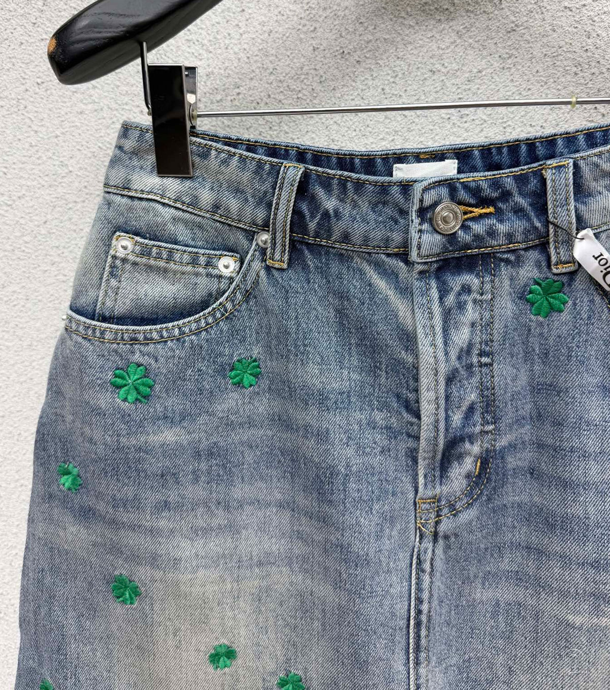 Бродирана пола от деним