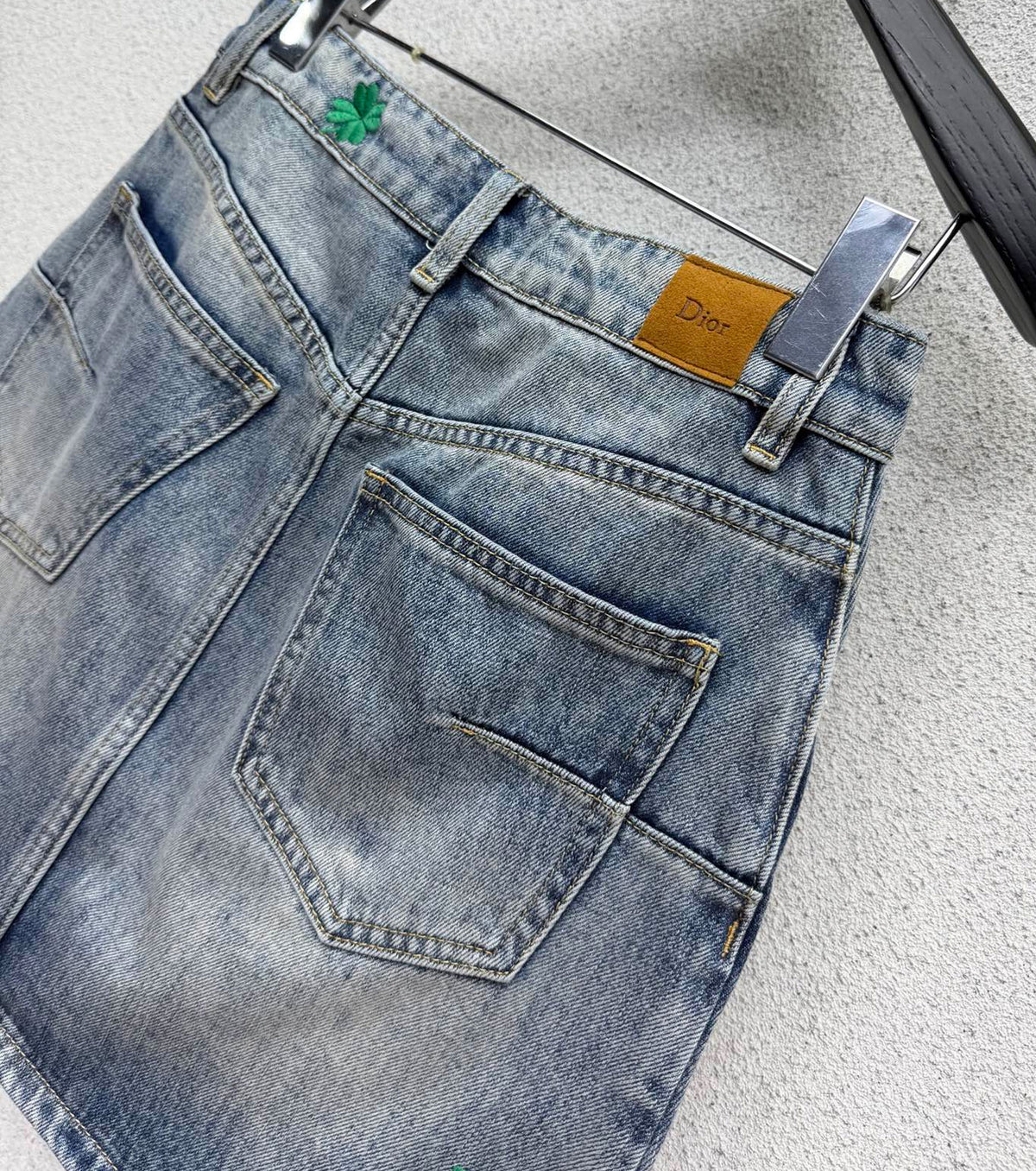 Бродирана пола от деним