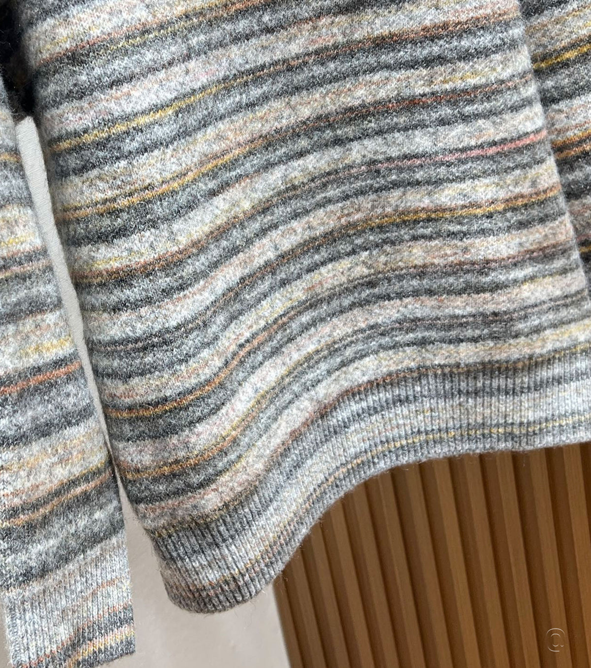 Унисекс вълнен пуловер