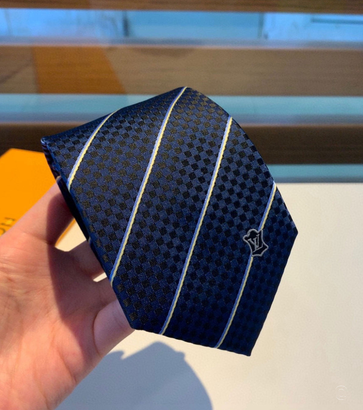 Geometrical H вратовръзка