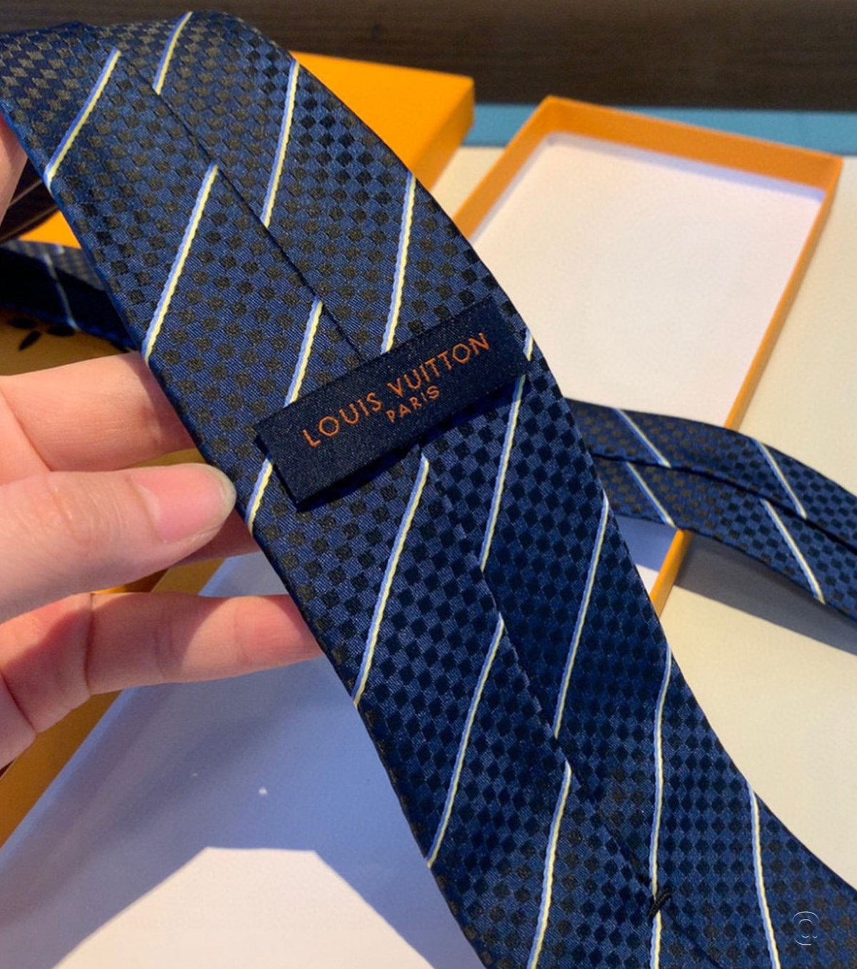 Geometrical H вратовръзка