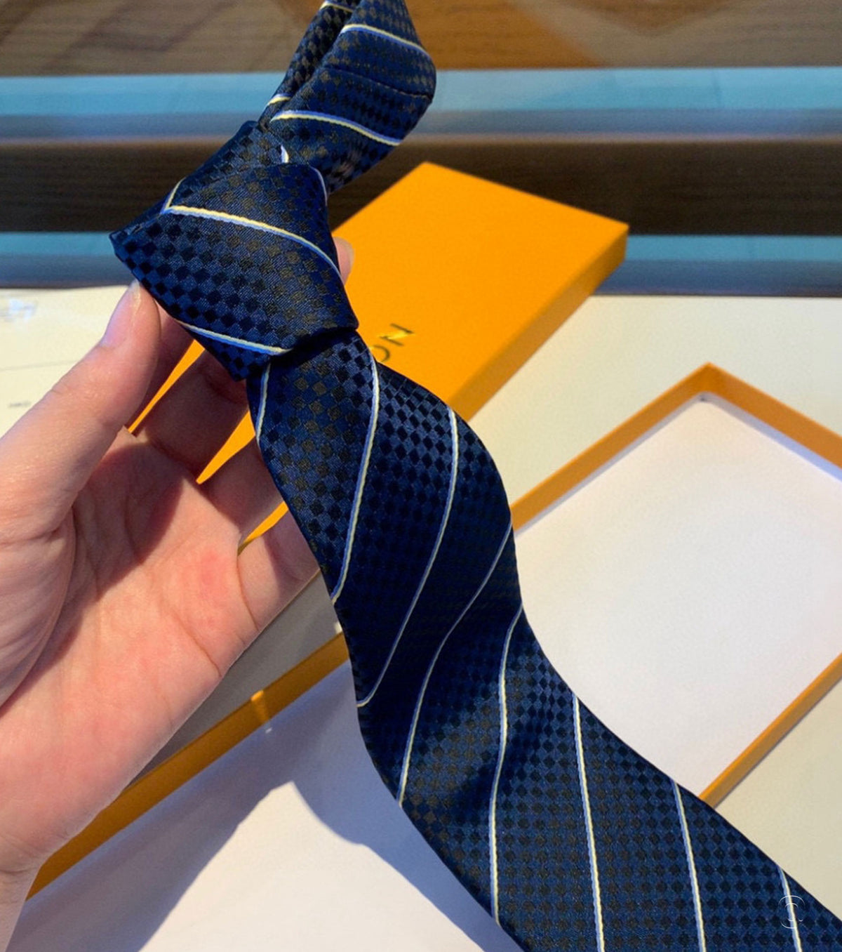 Geometrical H вратовръзка