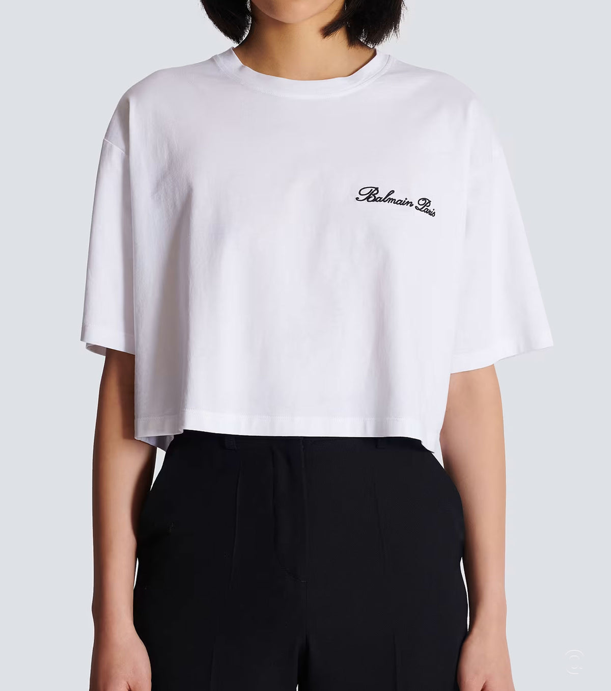 Model wear Cropped t-shirt with embroidered logo - Fashion Dose