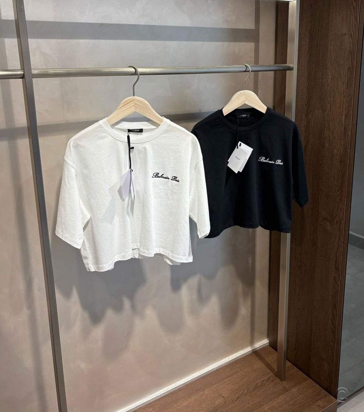 Colors of Cropped t-shirt with embroidered logo - Fashion Dose