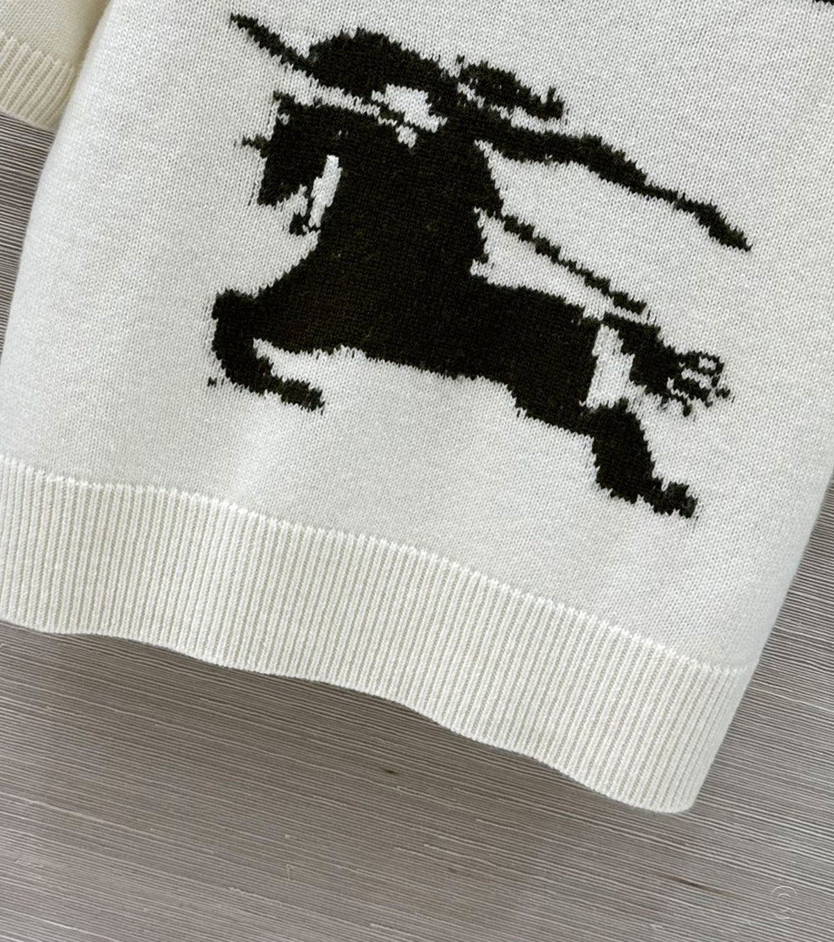 Short-sleeved sweater