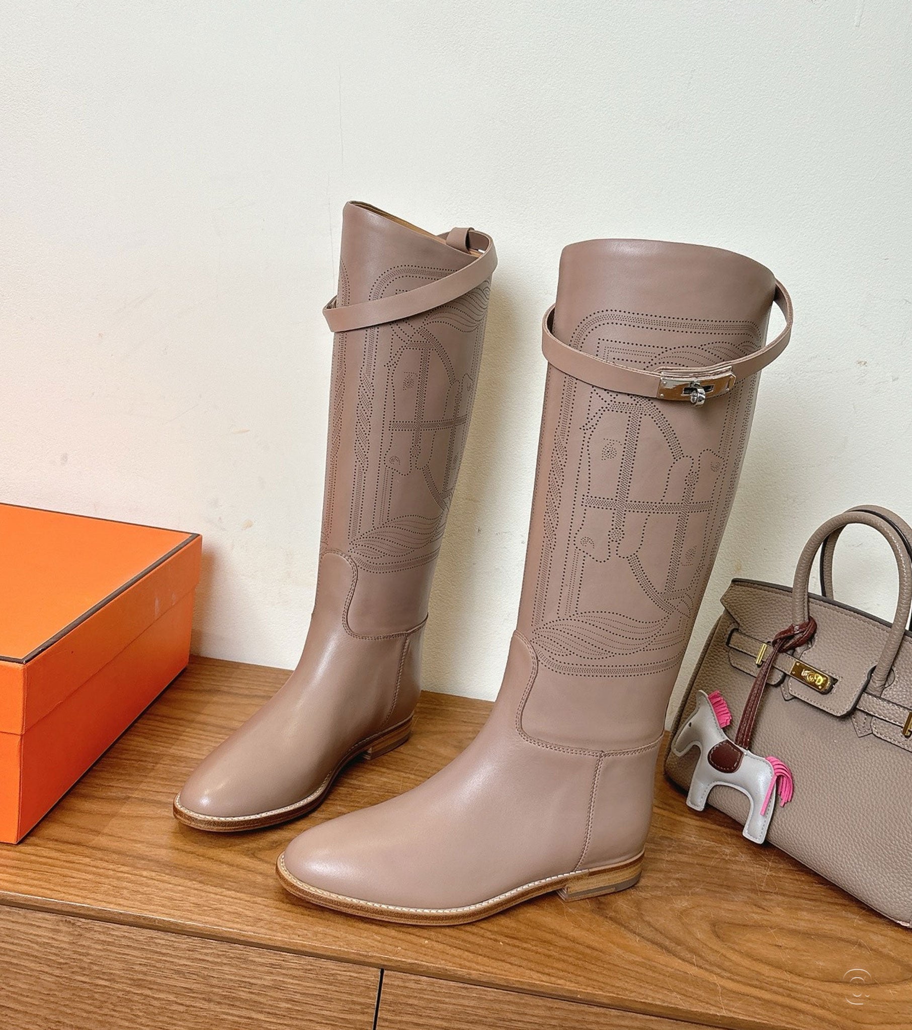 H Jumping boot