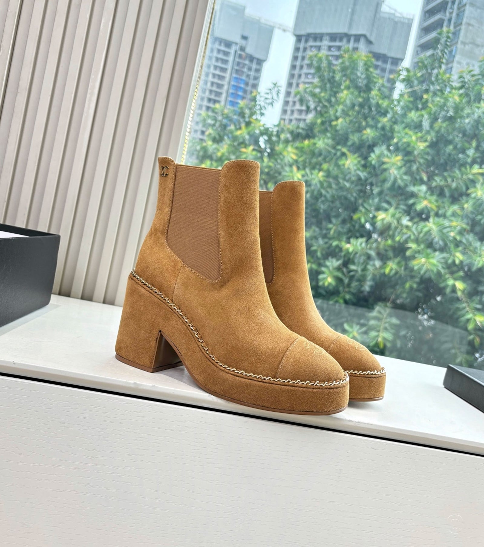 Велурени боти