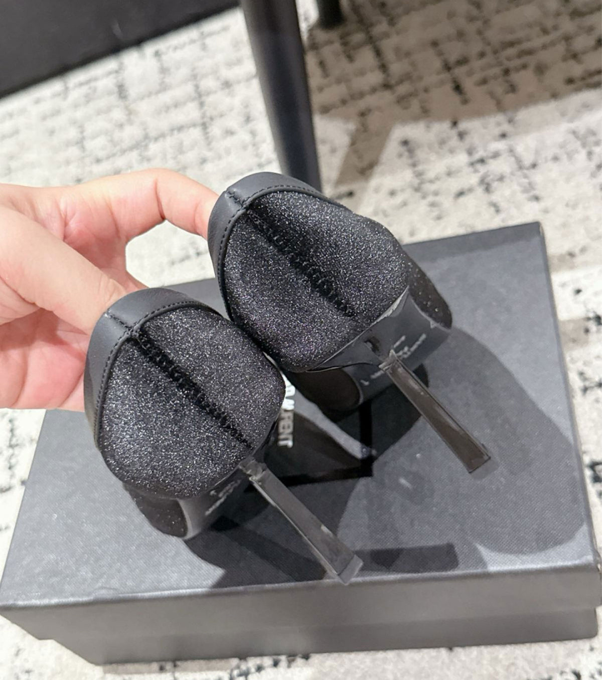 Велурени обувки на висок ток 