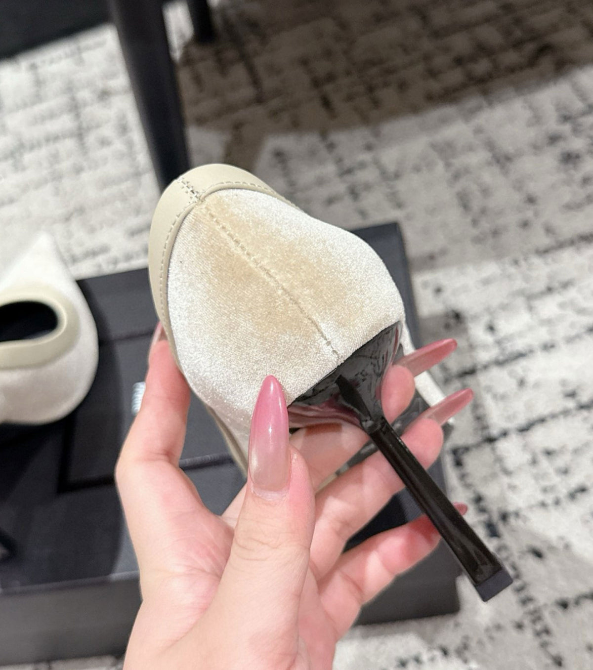 Велурени обувки на висок ток 