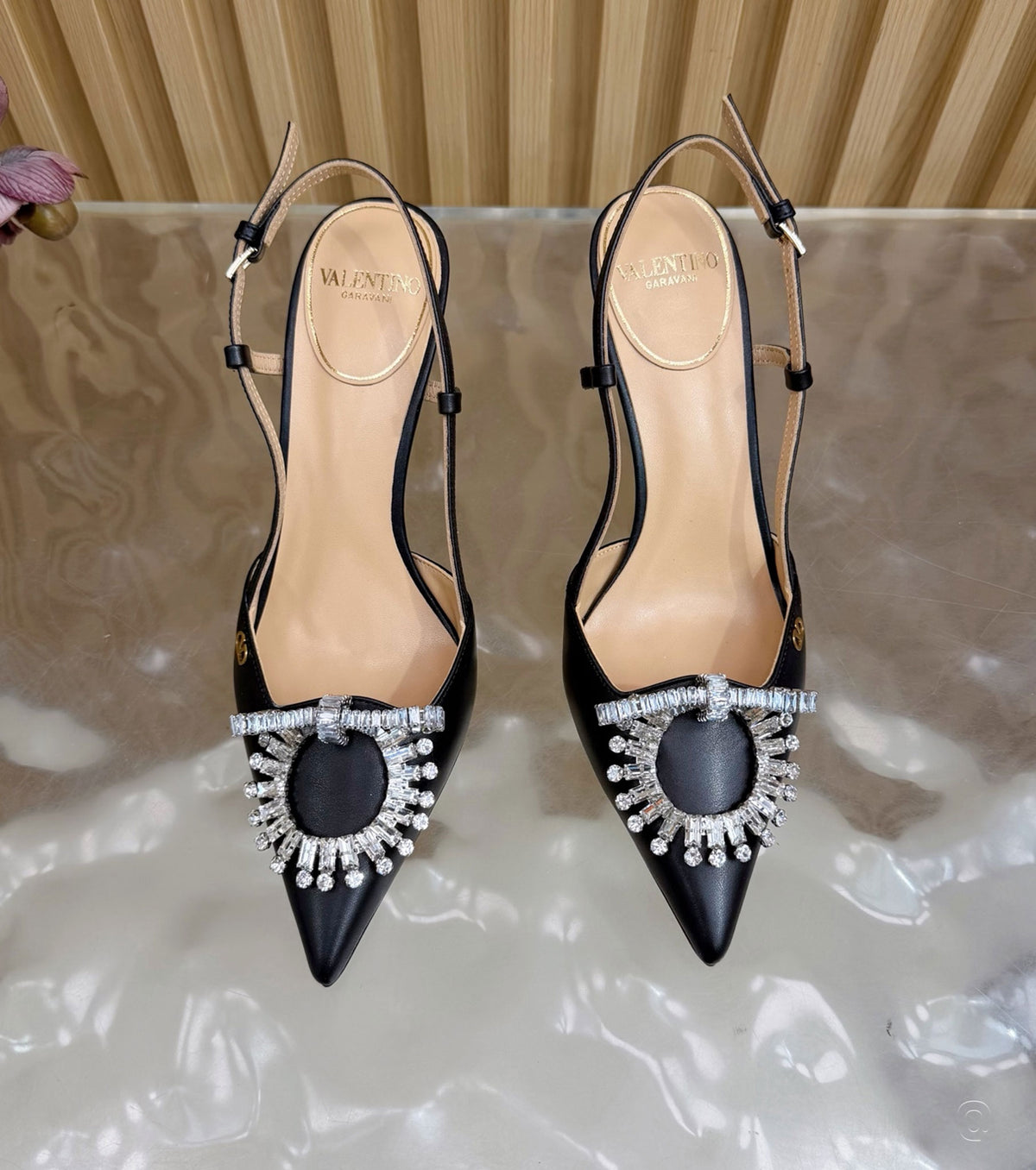 Стилни обувки с каишка 