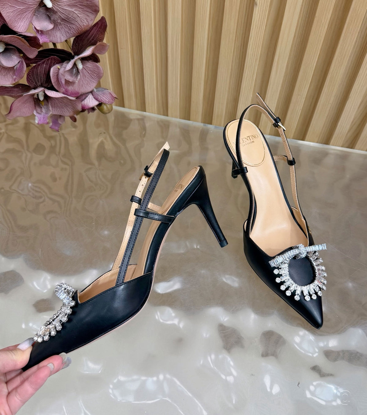 Стилни обувки с каишка 