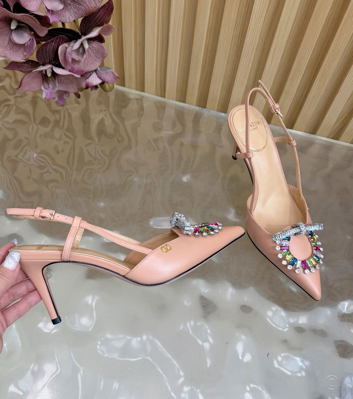 Стилни обувки с каишка 