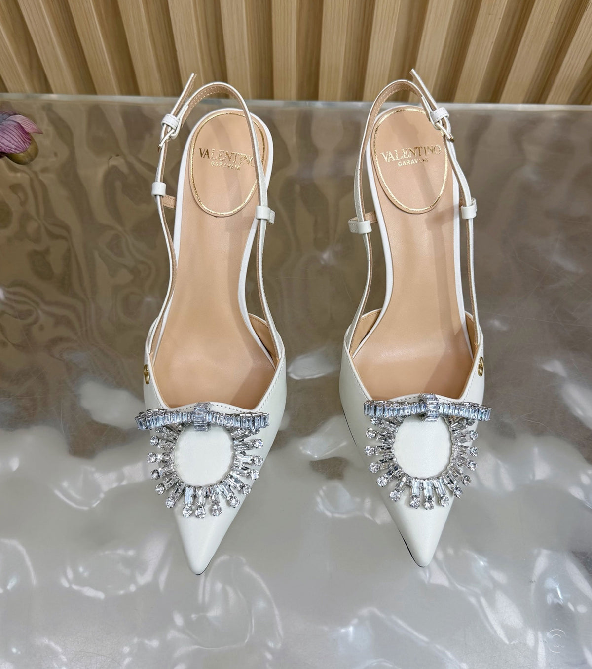 Стилни обувки с каишка 