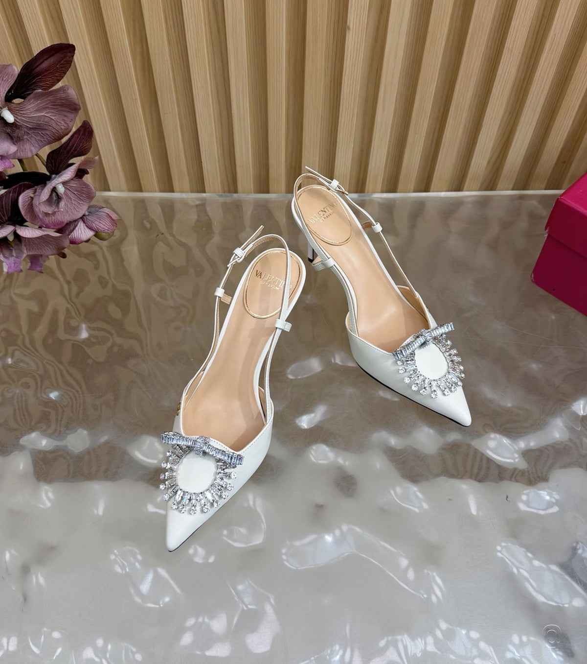 Стилни обувки с каишка 