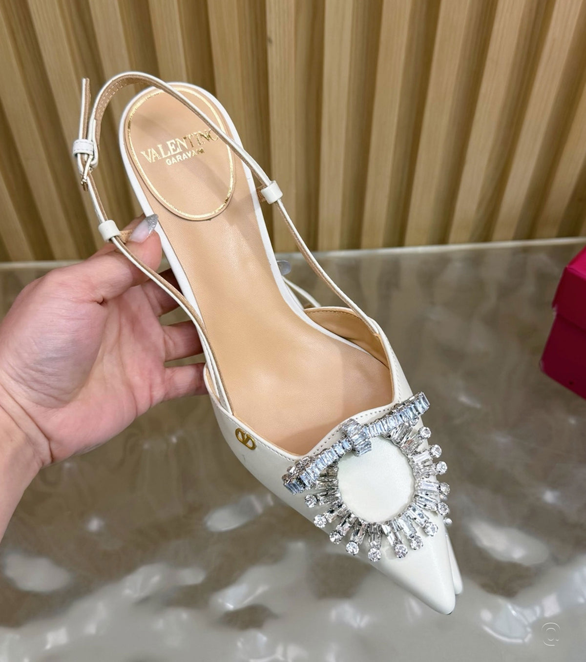 Стилни обувки с каишка 