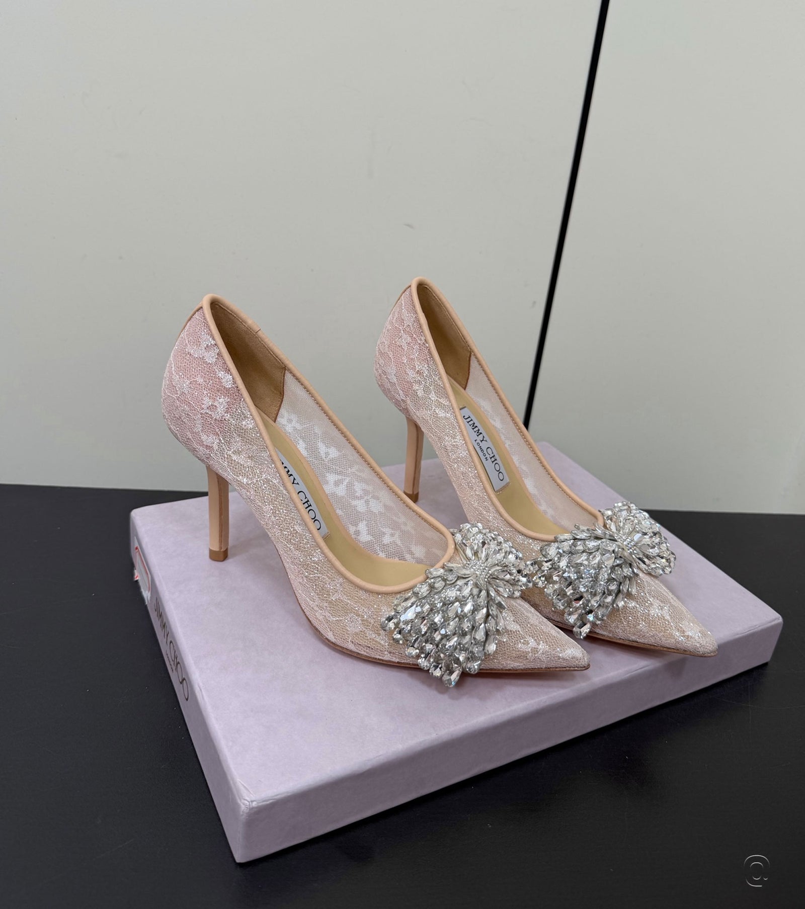 Високи обувки с кристали